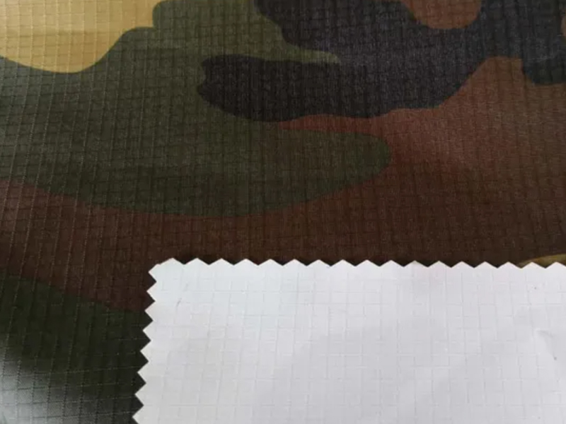 Tafetán Ripstop de poliéster con estampado de camuflaje y revestimiento de PVC blanco